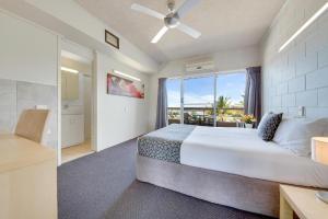 Ένα ή περισσότερα κρεβάτια σε δωμάτιο στο Lumina Motel Gladstone