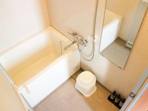 y baño con bañera, aseo y espejo. en Moriyama Art Hotel, en Moriyama 19 fotos más