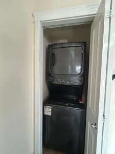 ein kleiner Fernseher auf einem Kühlschrank in der Unterkunft Luxurious & Spacious 4-Bedroom Vacation Home in Edmonton