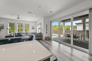 un soggiorno con un divano e un tavolo di Carefree Days a Santa Rosa Beach