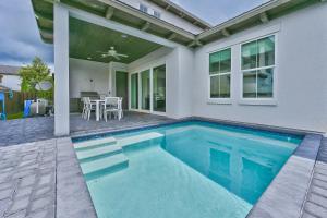 una piscina nel cortile di una casa di Carefree Days a Santa Rosa Beach