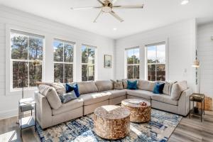 un soggiorno con un divano e un tavolo di Carefree Days a Santa Rosa Beach Altre 47 foto