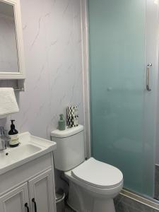 Ένα μπάνιο στο The Bower - Off Grid Cabin, Unplug, Relax & Unwind