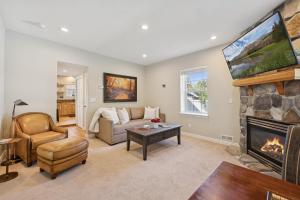 a living room with a couch and a fireplace at Creekside cutie 3br 2.5ba near skiing sleeps 8 in Kamas