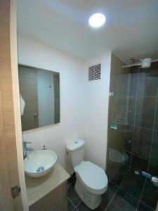 a bathroom with a toilet and a sink and a shower at Apartamento en Manizales in Manizales