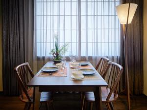 a wooden table with chairs and a table sidx sidx sidx sidx at Minn Kanazawa in Kanazawa