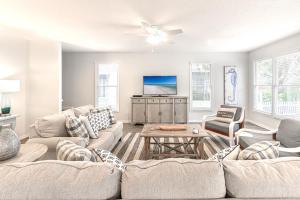un soggiorno con un divano e una TV di Cassine Dream a Santa Rosa Beach