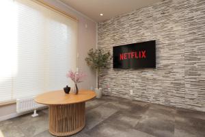 TV a/nebo společenská místnost v ubytování The Crane Sanctuary Sapporo