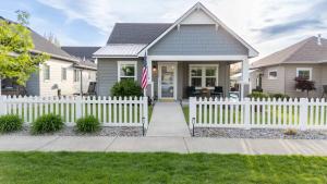 ein weißer Gartenzaun vor einem Haus in der Unterkunft Boutique CDA Stay in Atlas