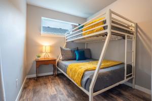 ein Schlafzimmer mit zwei Etagenbetten und einem Tisch in der Unterkunft Boutique CDA Stay in Atlas