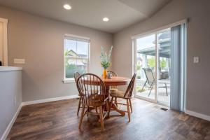 ein Esszimmer mit Tisch und Stühlen in der Unterkunft Boutique CDA Stay in Atlas + 12 Fotos