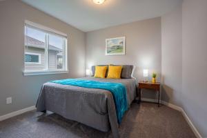 a bedroom with a bed and a window at Boutique CDA Stay in Atlas