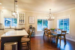 Posezení v ubytování Luxe CDA Retreat - 2 King Suites - Family Friendly + 24 fotografií