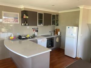 une cuisine avec un réfrigérateur blanc et un évier dans l'établissement Jupiter 69, à Evergreen