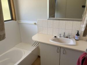 une salle de bains avec lavabo et baignoire dans l'établissement Jupiter 69, à Evergreen 10 autres photos