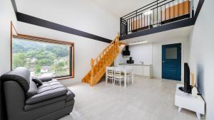 Μια τηλεόραση ή/και κέντρο ψυχαγωγίας στο Gapyeong Soopia pension +7 φωτογραφίες