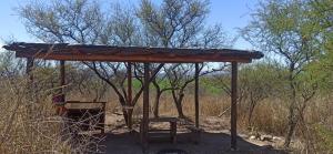 einen hölzernen Unterschlupf mitten auf einem Feld in der Unterkunft Mambo Paraíso in Los Sauces