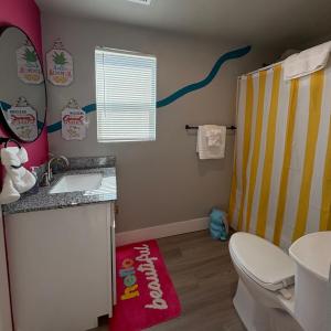 ein Badezimmer mit Toilette, Waschbecken und Dusche in der Unterkunft Casa Amor Texas A Vibrant Villa near BS&W with King Bed in Temple