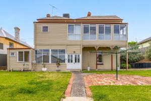 a house with a basketball hoop in front of it at Bendigo Signature Accommodation on Vine in Bendigo