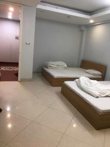 Zimmer mit 2 Betten in einem Zimmer in der Unterkunft Classic Hotel in Hanoi