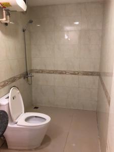 ein Badezimmer mit einer weißen Toilette in einem Zimmer in der Unterkunft Classic Hotel in Hanoi