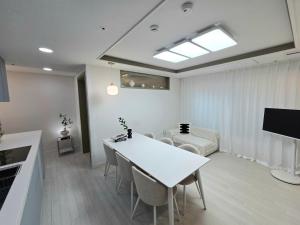 ein Wohnzimmer mit einem weißen Tisch und Stühlen in der Unterkunft 2 Bathrooms & 3 Rooms, New Elevator in Seoul
