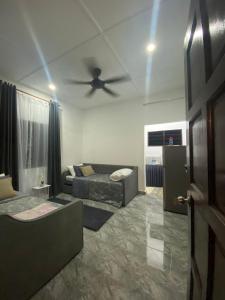 Μια τηλεόραση ή/και κέντρο ψυχαγωγίας στο Chu Mon Chalet A Riverside