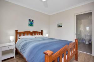 Nautilus 2 - Ground Floor Unit في هاوكس نيست: غرفة نوم بها سرير كبير وحمام +24 صورة