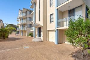 Nautilus 2 - Ground Floor Unit في هاوكس نيست: مبنى سكني به ممر ومرآب