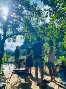 Vũ LâmBig D hostel的一群人站在甲板上眺望水面。