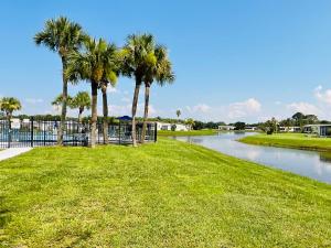 een park met palmbomen naast een rivier bij Cozy Home in Kissimmee
