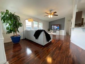 een woonkamer met een bank en een plafondventilator bij Cozy Home in Kissimmee