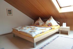een slaapkamer met een bed en een dakraam bij Ferienwohnung Casa Marlies In Daun in Daun