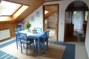 een eetkamer met een blauwe tafel en stoelen bij Ferienwohnung Casa Marlies In Daun in Daun +9 foto's