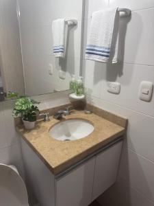 Vannituba majutusasutuses Modern apartment with panoramic views in Boston