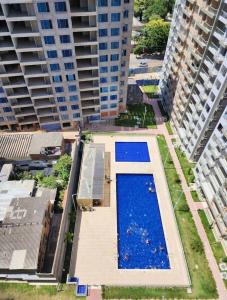 Bassein majutusasutuses Modern apartment with panoramic views in Boston või selle lähedal