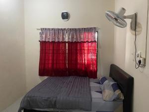 Ένα ή περισσότερα κρεβάτια σε δωμάτιο στο Pinggiran Bayu Homestay