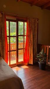 una camera da letto con un letto e una grande finestra di Ñande Roga Apart a Puerto Iguazú