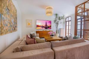 チャングーにあるVilla Casa Adelineの大きなソファとテーブルのあるリビングルーム