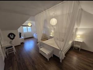 Ένα ή περισσότερα κρεβάτια σε δωμάτιο στο Luxury Pool Villa Aurora - Four Bedroom Villa with the Pool +55 φωτογραφίες