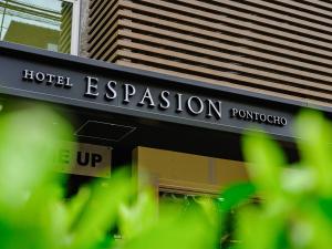 un letrero para una sección de evacuación de un hotel dentro de un edificio en Hotel Espasion Pontocho, en Kioto 7 fotos más