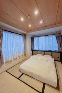 Ένα ή περισσότερα κρεβάτια σε δωμάτιο στο AURA YUZAWA Apartment Hotel - 1Bedroom Apartment with Living Dining Kitchen Sleeps 2 to 4, Bedroom with 1-Double Bed, Living Room with 1-Sofa Bed