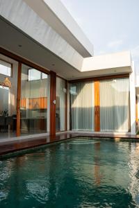 Πισίνα στο ή κοντά στο Aruna Villa Dewi Sri