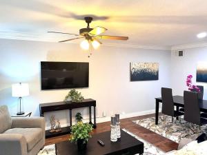 un soggiorno con un divano e un ventilatore a soffitto di Spacious 2BD Condo Grand Prairie GP22B a Heliport-Facility 5A