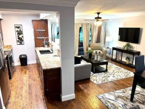 un soggiorno con divano e TV di Spacious 2BD Condo Grand Prairie GP22B a Heliport-Facility 5A