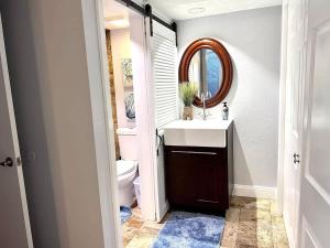 un bagno con lavandino, specchio e WC di Spacious 2BD Condo Grand Prairie GP22B a Heliport-Facility 5A Altre 7 foto