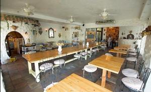 ホノルルにあるDiamond, Ocean, and Canal view Affordable Family House7personの木製のテーブルと白い椅子のあるレストラン