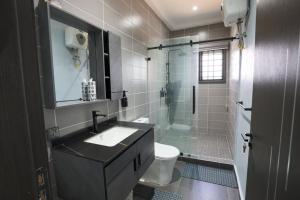 Ένα μπάνιο στο BMS Lodge +13 φωτογραφίες