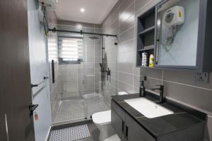 Un baño con ducha, lavabo e inodoro. en BMS Lodge, en Kumasi 13 fotos más