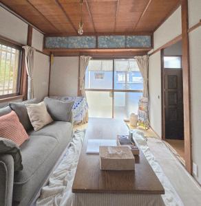 Posezení v ubytování 江ノ電の線路沿いにある宿【film koshigoe】